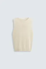 Camiseta tipo tank (sin mangas) de punto, color beige claro, con cuello redondo amplio y corte relajado.