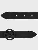 Cinturón de cuero negro con hebilla metálica circular que presenta el logo grabado de la marca.