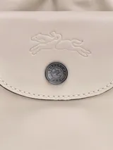Cartera tipo bucket pequeña de cuero negro, con cierre de cordón ajustable y solapa frontal con botón a presión. Incluye correa larga ajustable para llevar cruzada.