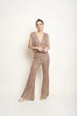 Pantalón palazzo largo de lentejuelas color dorado, con cintura elástica y corte holgado en las piernas.