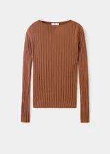 Jersey de punto fino canalé marrón, con cuello barco, manga larga y diseño entallado.