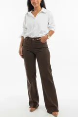 Pantalón de jean color chocolate, de tiro alto y corte oxford con ruedo desflecado.