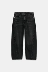 Jeans de tiro medio con diseño baggy barrel, cinco bolsillos y costuras laterales torcidas. Cierre frontal con cremallera y botón metálico.
