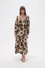 Vestido midi holgado con estampado floral en tonos verde militar y beige, cuello en V, mangas largas y falda con volados.