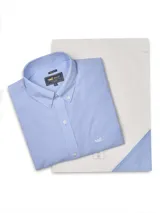 Camisa de manga larga para hombre, color celeste con microcuadros blancos, corte regular fit. Presenta cuello button-down y un pequeño logo bordado de un pato en el bolsillo del pecho.