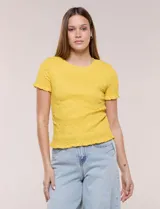 Blusa de calce al cuerpo con textura elastizada fruncida y diseño de rombos, cuello redondo de terminación ondulada, mangas cortas y ruedo con acabado ondulado.