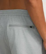 Bermuda deportiva Get Over para hombre, de color gris, con cintura elástica, cordón interno ajustable y bolsillo con cierre en la parte trasera.