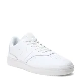 Championes urbanos New Balance de la línea Lifestyle, con diseño inspirado en el tenis. Presentan una silueta de corte bajo en color blanco total, confeccionados con una combinación de cuero y materiales sintéticos. Incluyen el logo N característico en los laterales, cierre con cordones y suela de goma resistente.