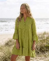 Vestido corto de lino natural color gris, con diseño amplio de capas, escote en V con botones frontales y mangas largas con volados en los puños.