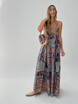 Vestido largo de algodón con estampado multicolor, corte cuadrado y elástico en la espalda. Incluye un aplique de flor desmontable.