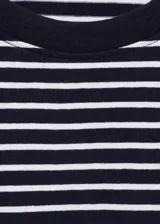 Remera a rayas horizontales azul marino y blancas, de corte recto, manga corta con dobladillo y cuello redondo.
