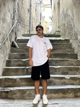 Bermuda negra de vestir, corte ancho y largo a la rodilla.