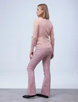 Buzo rosa de tejido acanalado, marca Cable & Gauge, con cuello alto y manga larga con aplique de botones en los puños.