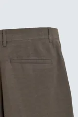 Pantalón de corte flare fit confeccionado en una mezcla de viscosa y lino. Presenta bolsillos delanteros, bolsillos traseros de vivo, cierre frontal con cremallera y gancho metálico oculto.