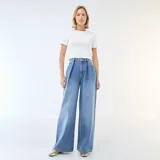 Jean de corte wide leg y tiro alto, confeccionado en denim azul. Presenta pinzas en la cintura, cierre frontal con botón y bolsillos laterales.