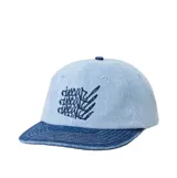 Gorra de visera plana confeccionada en denim, con diseño bicolor que combina un tono azul claro en la corona y un azul oscuro en la visera. Presenta un bordado gráfico oscuro en el frente.