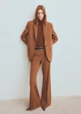 Pantalón de vestir marrón, de corte flared, con tiro medio y bolsillos laterales.