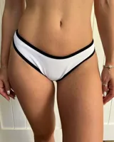 Bombacha de bikini blanca con ribete negro.