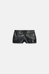Shorts de tiro alto efecto piel en color negro, con diseño estructurado y detalle de seis botones metálicos dorados en la parte frontal. Cuenta con cierre lateral con cremallera oculta.