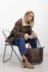 Botas tipo Chelsea de cuero color tostado con paneles elásticos laterales negros, taco de bloque cuadrado con efecto madera y puntera redondeada.
