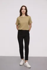 Calza de tiro alto confeccionada en material tipo gamuza, con corte ajustado al cuerpo y costuras verticales decorativas en el frente.