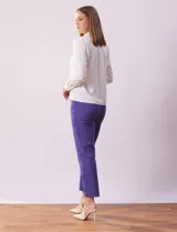 Camisa azul marino de gasa, marca Sioni. Cuello con solapa y abertura central con botones. Manga larga con puño y botón.