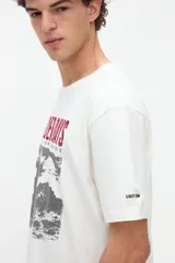 Remera negra de algodón pesado con calce relaxed, cuello redondo y manga corta. Cuenta con un diseño gráfico central que combina fotografía de un cactus en tonos grises con la leyenda "Wilder Days" en granate.