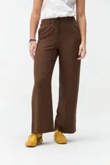 Pantalón de corte ancho y tiro medio, color verde militar, con cintura elástica ajustable mediante cordón y bolsillos laterales.