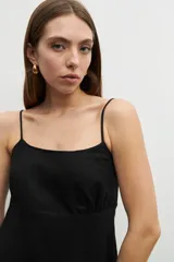 Vestido corto blanco de lino con breteles finos, corte recto y volado en el ruedo.