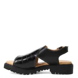 Sandalias de cuero con textura tipo cocodrilo, color marrón, con suela track dentada y ajuste de hebilla lateral.