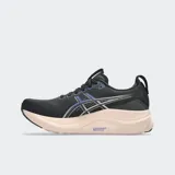 Championes de running Asics modelo Gel Kayano 32, color gris claro con detalles en coral y blanco. Presentan tecnología 4D GUIDANCE SYSTEM para estabilidad adaptativa, entresuela FF BLAST PLUS para mayor amortiguación y suela con tecnología PureGEL.