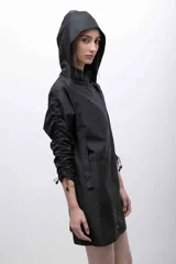 Vestido negro de microfibra con corte recto, cuello alto, cierre frontal y mangas largas con sistema de frunce ajustable.