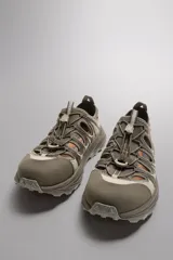 Sandalia deportiva negra con aberturas laterales para ventilación, puntera reforzada, ajuste con cordones y suela de goma.