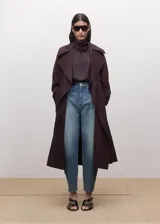 Jeans Leena de corte relajado, tiro alto y diseño de pernera ligeramente cónica en color azul medio con efecto deslavado.