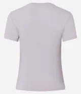 Remera deportiva de microfibra con ajuste al cuerpo, cuello redondo y mangas cortas. Prenda funcional de secado rápido, ideal para actividades físicas.