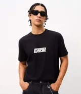 Remera de algodón color negro con cuello redondo y manga corta. Presenta un diseño gráfico estampado en la espalda con la palabra 'EARTH' en tipografía grande y blanca, acompañada de frases motivacionales y símbolos circulares.