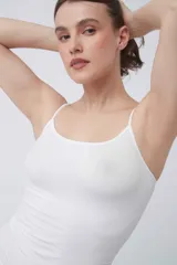 Body de microfibra negro con breteles finos y diseño sin costuras, confeccionado en tejido elástico que se adapta al cuerpo.