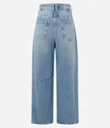 Pantalón de jeans celeste marmolado, corte barrel, con trabillas en la cintura, bolsillos delanteros y traseros, y detalle de recortes en las rodillas.