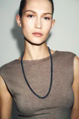 Top sin mangas color marrón topo, de corte ajustado, con cuello redondo y espalda descubierta.