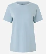 Remera básica de manga corta y cuello redondo, confeccionada en algodón de color celeste.