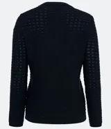 Blusa de punto color celeste con textura ondulada, cuello redondo y mangas largas.