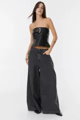 Jean de corte wide leg en color bordó, confeccionado en denim de algodón. Presenta tiro medio, bolsillos traseros amplios y una silueta holgada y fluida.