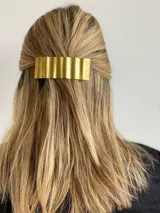 Broche plateado rectangular para el pelo.