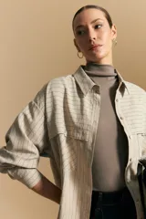 Polera de manga corta color blanco, con cuello alto y calce limpio y minimalista.