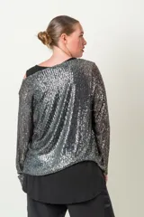 Blusa de fiesta con lentejuelas plateadas y verde esmeralda, forrada en viscosa, con escote en V y mangas tres cuartos.