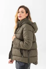Campera puffer con capucha, cierre frontal y bolsillos laterales con cierre. Diseño acolchado de corte recto.