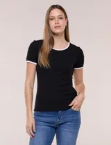 Remera básica Elie Tahari de modal acanalado, color negro con detalles en blanco en el cuello redondo y en los puños de las mangas cortas.
