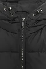 Chaqueta acolchada negra con capucha ajustable, cuerpo con aislamiento térmico y mangas largas en tejido técnico efecto neopreno. Presenta cierre frontal con cremallera, bolsillos laterales y bajo ajustable con cordones elásticos.