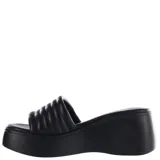 Sandalia de plataforma color beige, con una tira acolchada.