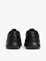 Zapatillas bajas Tommy Hilfiger confeccionadas en piel napa de alta calidad, con paneles texturizados y diseño de corte bajo. Presentan detalles de ventilación en la parte superior, cierre con cordones y suela de EVA dentada.